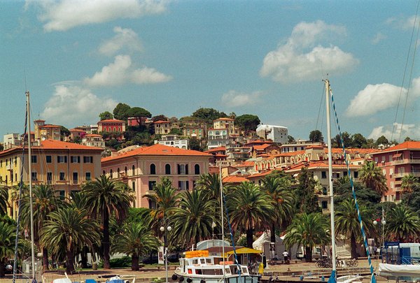 Est-il possible de louer une villa en Italie avec des visites guidées des sites historiques?
